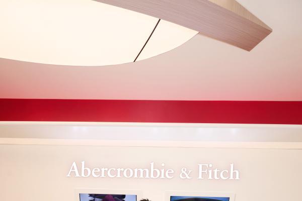 出发即出片 A&F Airlines快闪空间亮相三里屯 品牌代言人李现诠释摩登穿搭