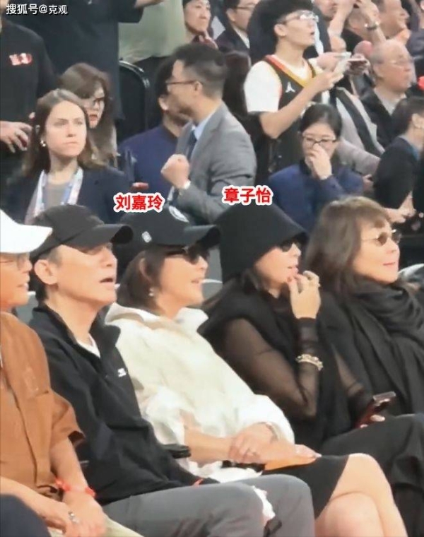 NBA中国赛大咖云集：马云成龙坐C位，两人手机引热议！