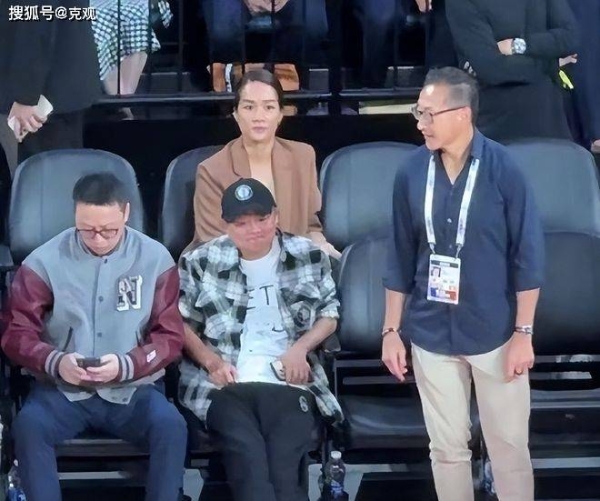 NBA中国赛大咖云集：马云成龙坐C位，两人手机引热议！