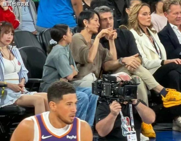 NBA中国赛大咖云集：马云成龙坐C位，两人手机引热议！