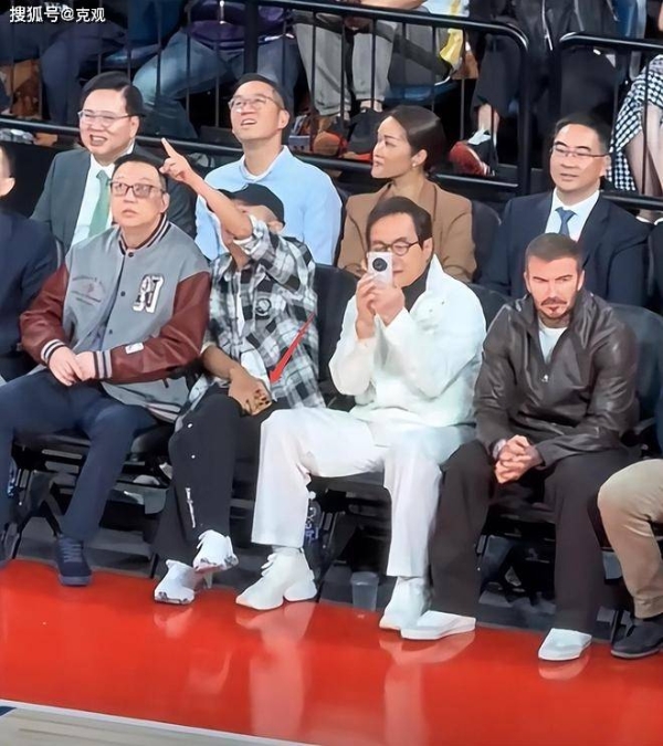 NBA中国赛大咖云集：马云成龙坐C位，两人手机引热议！