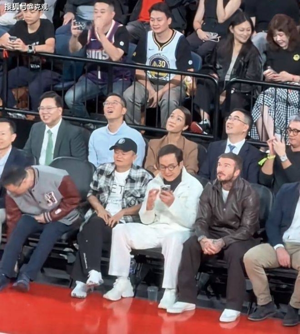 NBA中国赛大咖云集：马云成龙坐C位，两人手机引热议！