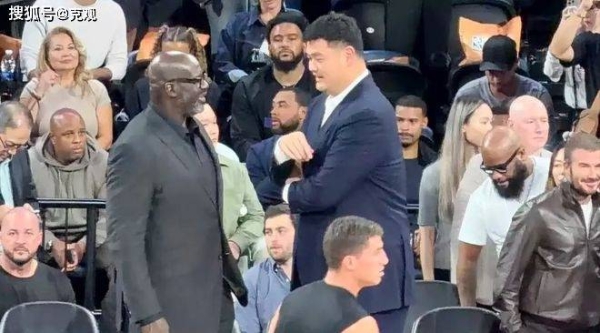 NBA中国赛大咖云集：马云成龙坐C位，两人手机引热议！