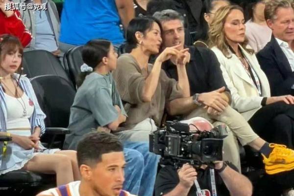 NBA中国赛大咖云集：马云成龙坐C位，两人手机引热议！