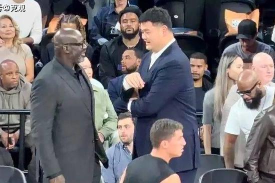 NBA中国赛大咖云集：马云成龙坐C位，两人手机引热议！