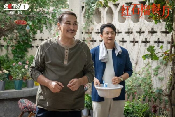 《红石榴餐厅》口碑热度两开花 烟火群像勾绘香气四溢“新疆之美”