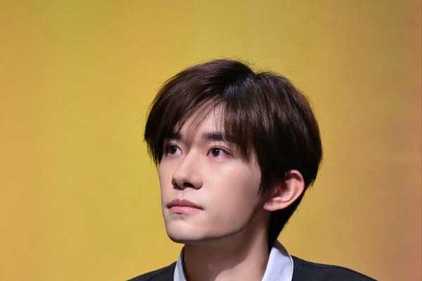 易烊千玺现身《狂野时代》上海路演 普世共情直击人心大银幕超绝沉浸体验