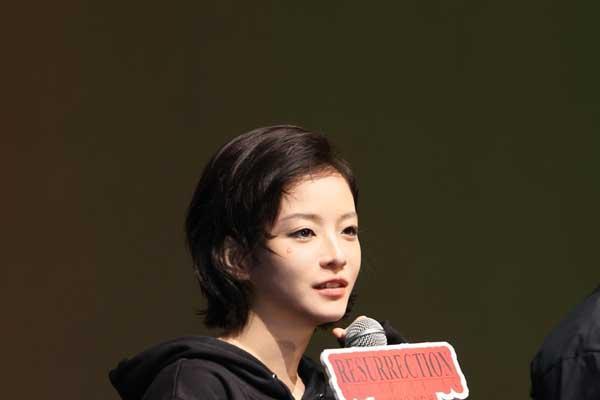 易烊千玺现身《狂野时代》上海路演 普世共情直击人心大银幕超绝沉浸体验