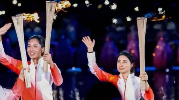 霍启刚夫妇现身全运会观赛，郭晶晶满脸笑容拍帅哥，老公表情亮了