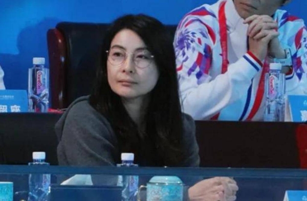 霍启刚夫妇现身全运会观赛，郭晶晶满脸笑容拍帅哥，老公表情亮了