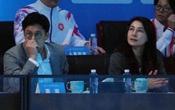 霍启刚夫妇现身全运会观赛，郭晶晶满脸笑容拍帅哥，老公表情亮了