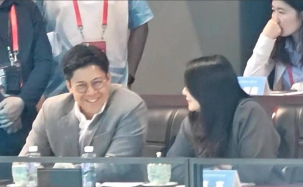 霍启刚夫妇现身全运会观赛，郭晶晶满脸笑容拍帅哥，老公表情亮了