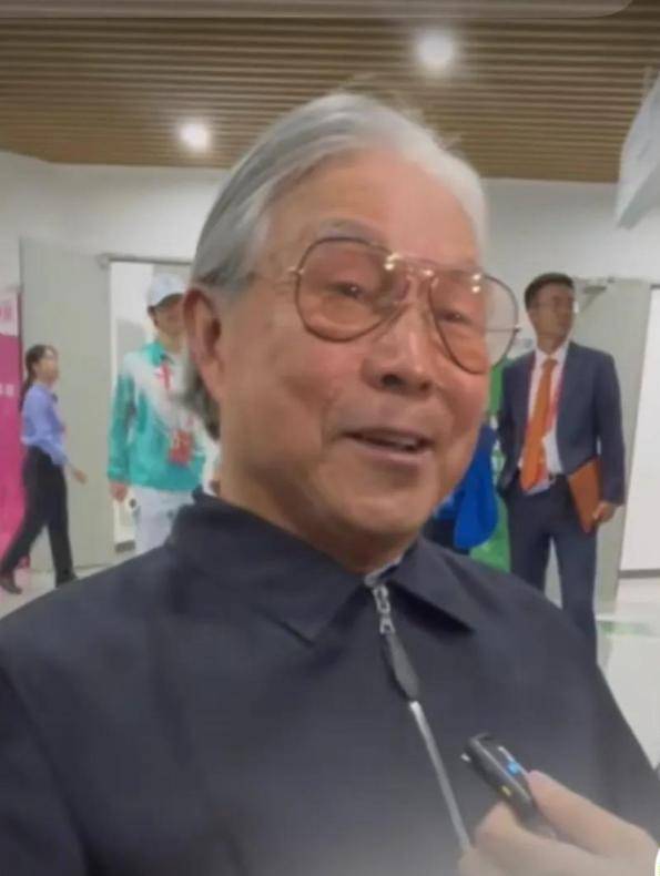 霍启刚夫妇现身全运会观赛，郭晶晶满脸笑容拍帅哥，老公表情亮了