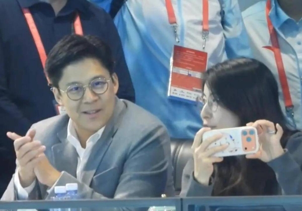 霍启刚夫妇现身全运会观赛，郭晶晶满脸笑容拍帅哥，老公表情亮了