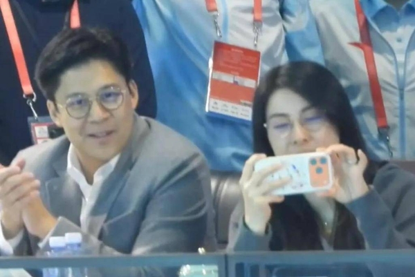 霍启刚夫妇现身全运会观赛，郭晶晶满脸笑容拍帅哥，老公表情亮了