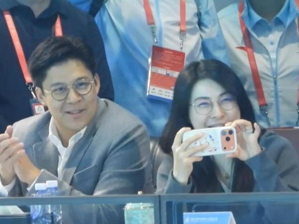 霍启刚夫妇现身全运会观赛，郭晶晶满脸笑容拍帅哥，老公表情亮了