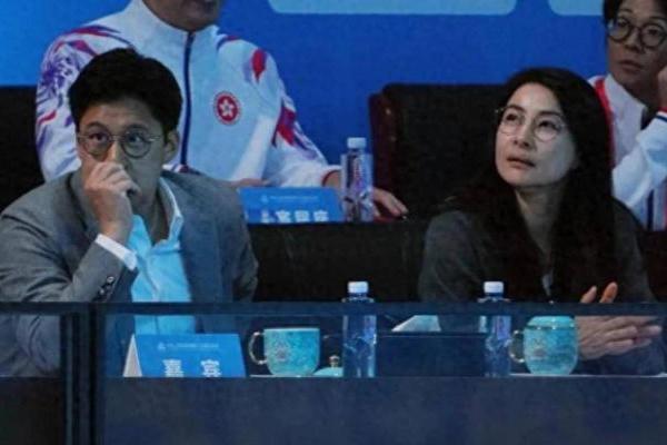 霍启刚夫妇现身全运会观赛，郭晶晶满脸笑容拍帅哥，老公表情亮了