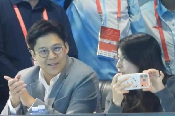 霍启刚夫妇现身全运会观赛，郭晶晶满脸笑容拍帅哥，老公表情亮了