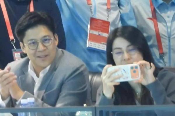 霍启刚夫妇现身全运会观赛，郭晶晶满脸笑容拍帅哥，老公表情亮了