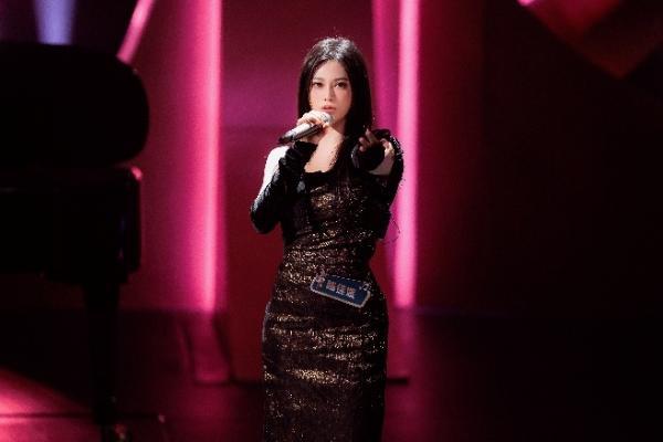 陈佳妮《时候》舞台震撼全场，逆袭绽放展现国家级新人实力！