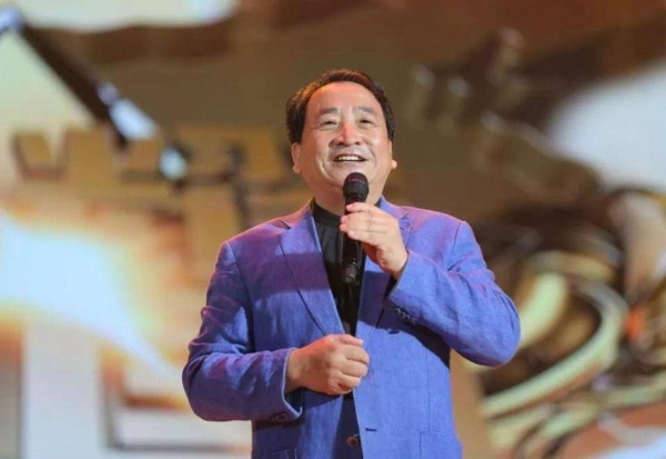 加州别墅泳池边高唱红歌！姜昆领衔一众国宝级大师，评论区炸了