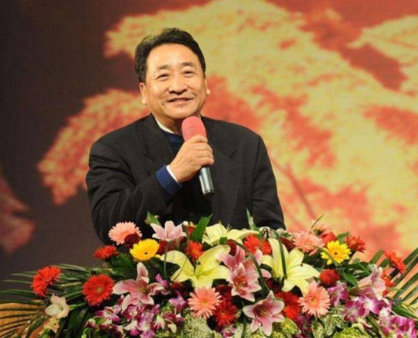 加州别墅泳池边高唱红歌！姜昆领衔一众国宝级大师，评论区炸了