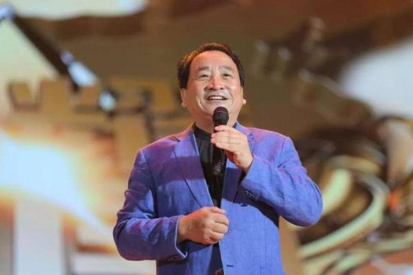 加州别墅泳池边高唱红歌！姜昆领衔一众国宝级大师，评论区炸了