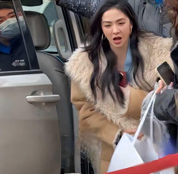 岳云鹏再登春晚，沈腾独撑笑点，老艺术家集体隐身