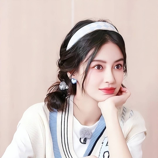 杨颖直播彻底翻车！撞脸戚薇还被嘲情商低，顶流跌落真相太扎心