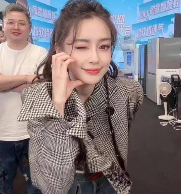 杨颖直播彻底翻车！撞脸戚薇还被嘲情商低，顶流跌落真相太扎心