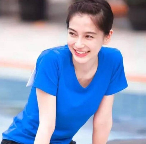 杨颖直播彻底翻车！撞脸戚薇还被嘲情商低，顶流跌落真相太扎心