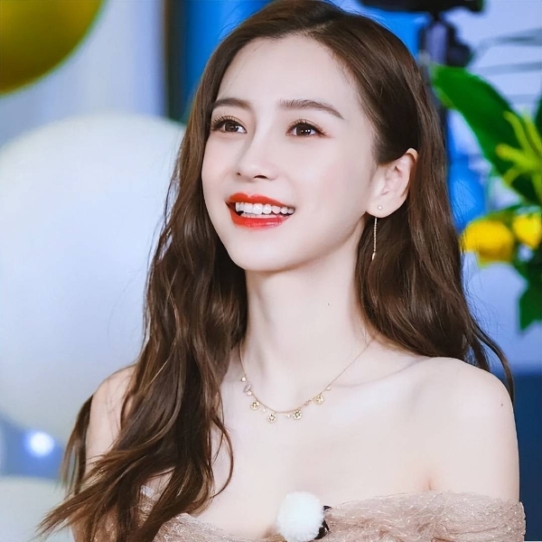 杨颖直播彻底翻车！撞脸戚薇还被嘲情商低，顶流跌落真相太扎心