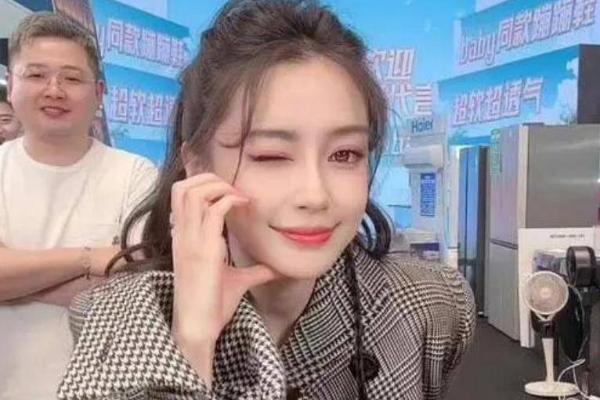 杨颖直播彻底翻车！撞脸戚薇还被嘲情商低，顶流跌落真相太扎心