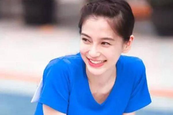 杨颖直播彻底翻车！撞脸戚薇还被嘲情商低，顶流跌落真相太扎心