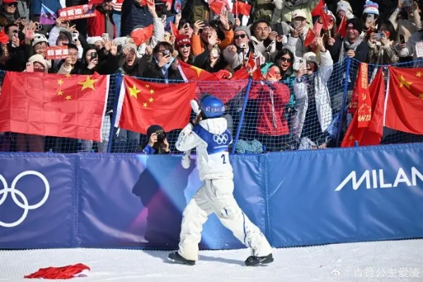 谷爱凌晒照回顾米兰冬奥会 佩戴三枚奖牌笑眼盈盈
