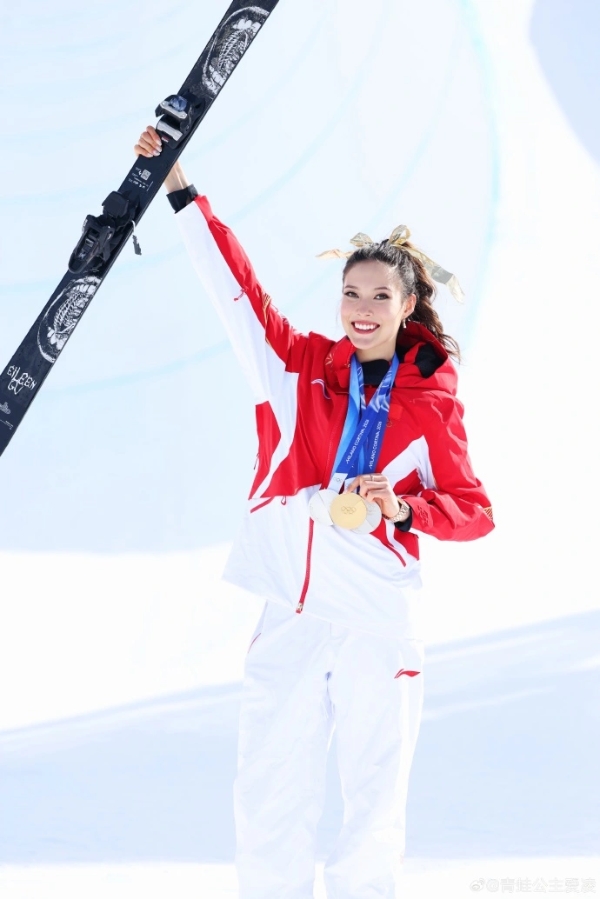 谷爱凌晒照回顾米兰冬奥会 佩戴三枚奖牌笑眼盈盈