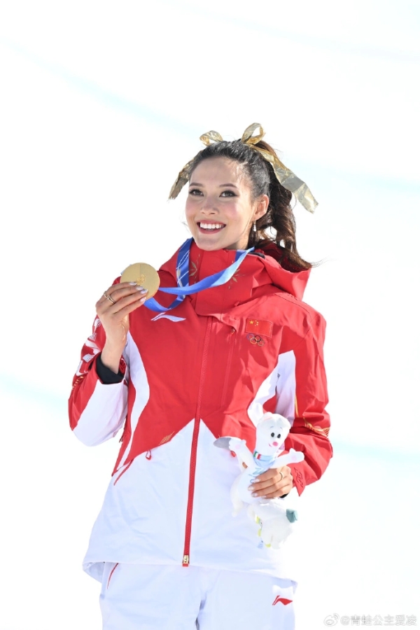 谷爱凌晒照回顾米兰冬奥会 佩戴三枚奖牌笑眼盈盈