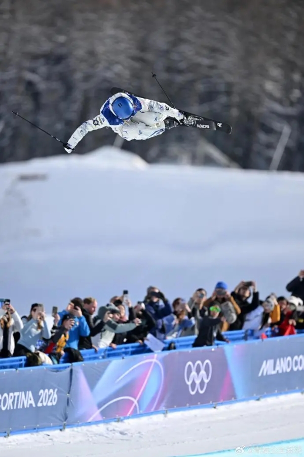 谷爱凌晒照回顾米兰冬奥会 佩戴三枚奖牌笑眼盈盈