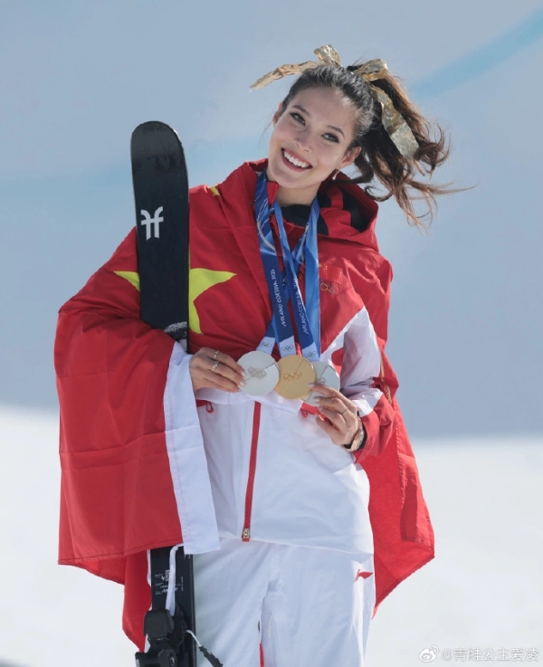 谷爱凌晒照回顾米兰冬奥会 佩戴三枚奖牌笑眼盈盈