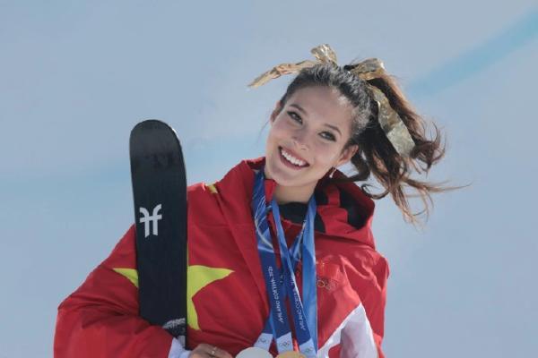 谷爱凌晒照回顾米兰冬奥会 佩戴三枚奖牌笑眼盈盈