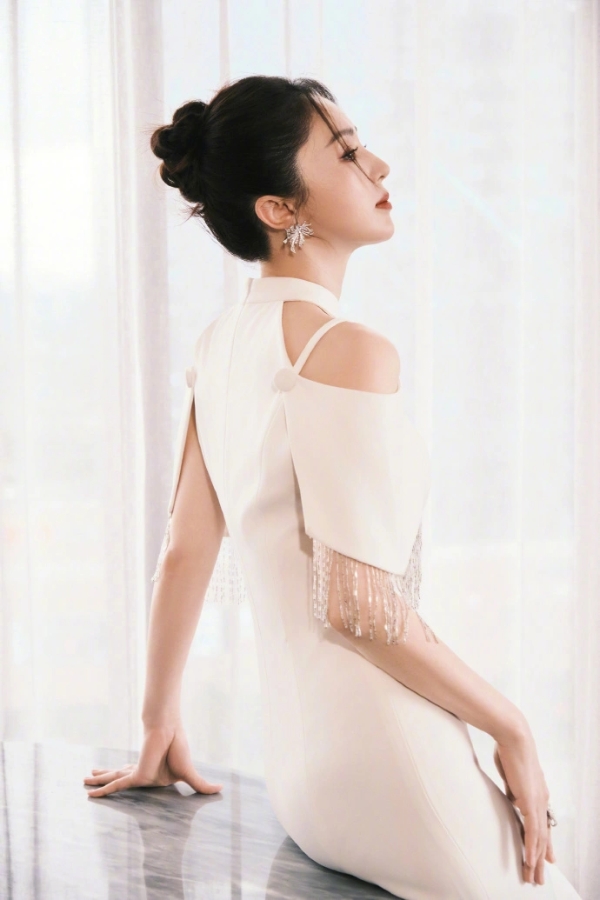 董璇最新氛围感大片释出 白裙曳影间尽展熟女风骨