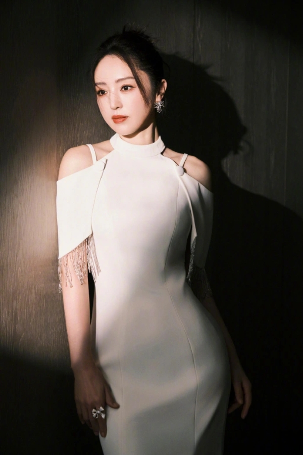 董璇最新氛围感大片释出 白裙曳影间尽展熟女风骨