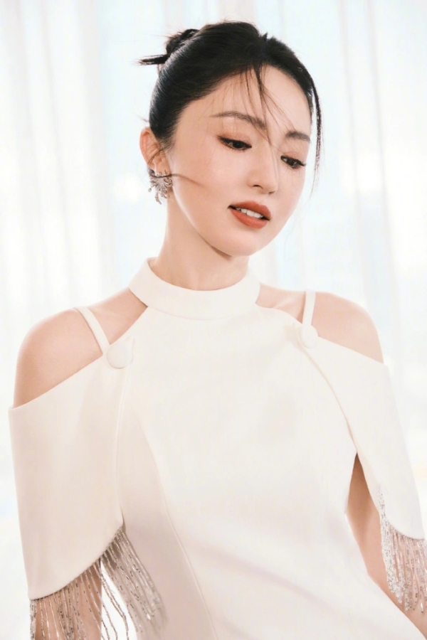 董璇最新氛围感大片释出 白裙曳影间尽展熟女风骨