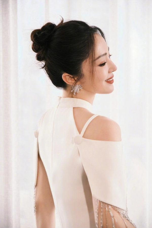 董璇最新氛围感大片释出 白裙曳影间尽展熟女风骨