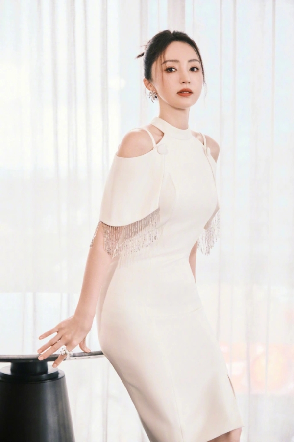 董璇最新氛围感大片释出 白裙曳影间尽展熟女风骨