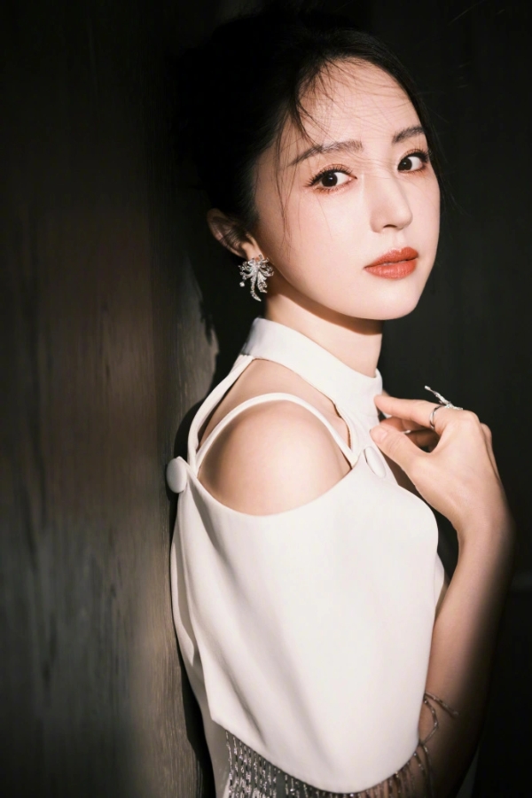 董璇最新氛围感大片释出 白裙曳影间尽展熟女风骨