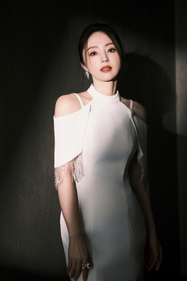 董璇最新氛围感大片释出 白裙曳影间尽展熟女风骨