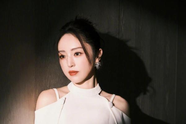 董璇最新氛围感大片释出 白裙曳影间尽展熟女风骨