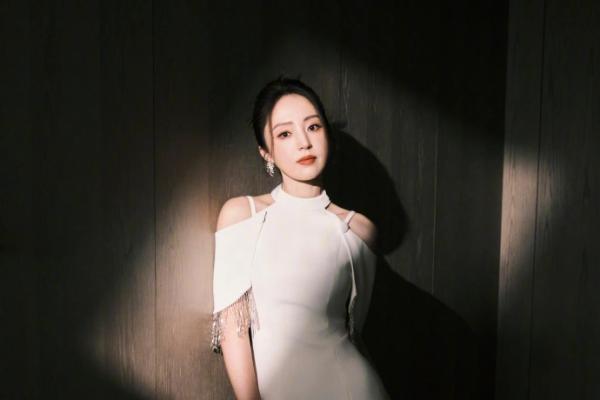 董璇最新氛围感大片释出 白裙曳影间尽展熟女风骨