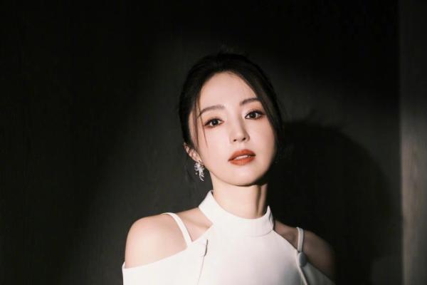 董璇最新氛围感大片释出 白裙曳影间尽展熟女风骨